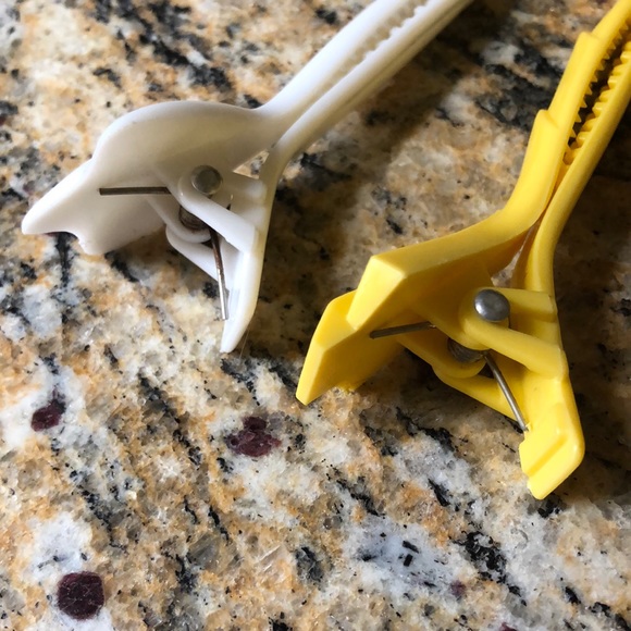 2. authentic Y2K yellow and white plastic hair  clips - Picture 5 of 13